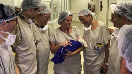 Das medizinische Team nach der Geburt des Babys in Brasilien.