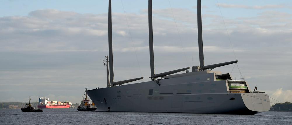 Die Mega-Segelyacht "White Pearl" geht am Montag in Kiel (Schleswig-Holstein) auf eine erste Probefahrt. Der mit 90 Meter hohen Masten ausgestattete Dreimaster wurde auf der Werft "German Naval Yards" gebaut und gehört vermutlich einem russischen Milliardär.