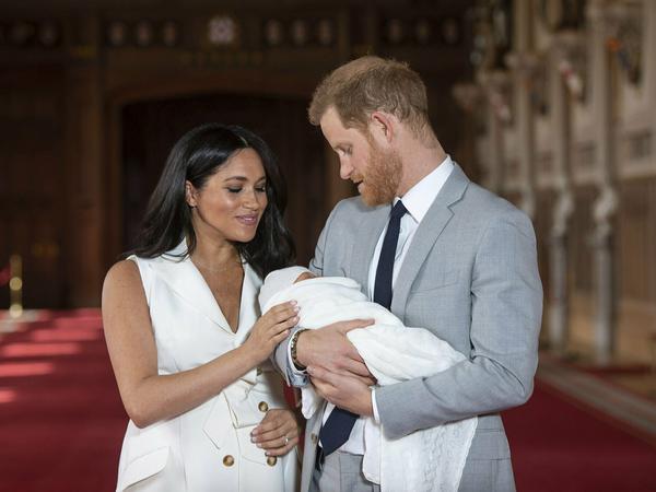 Der britische Prinz Harry, Herzog von Sussex, und seine Frau Meghan, Herzogin von Sussex, halten ihren Sohn Archie.