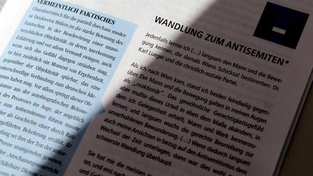 Rechts: Der Original Text aus Hitlers "Mein Kampf". Die blau unterlegten Kommentare dazu sind am 25.01.2012 in München in einer Extra-Broschüre aus der Wochenzeitung "Zeitungszeugen" zu sehen. 
