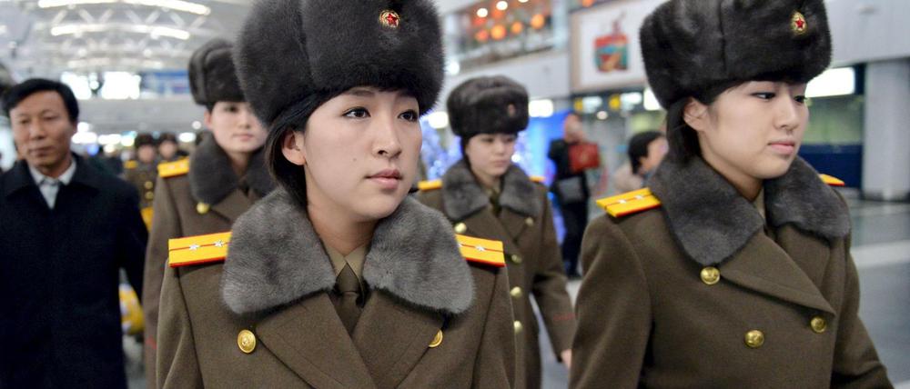 Die nordkoreanische Girls Band Morabong bei ihrer Abreise aus Peking am Samstag. 