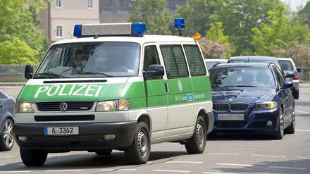 Am Tag nach dem Amok-Alarm in Memmingen wird der festgenommene 14-Jährige in einem Polizeiwagen zum Haftprüfungstermin gebracht.