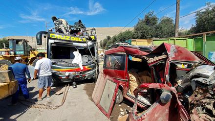 In Peru ist ein Reisebus von der Straße abgekommen und in mehrere parkende Autos gekracht.