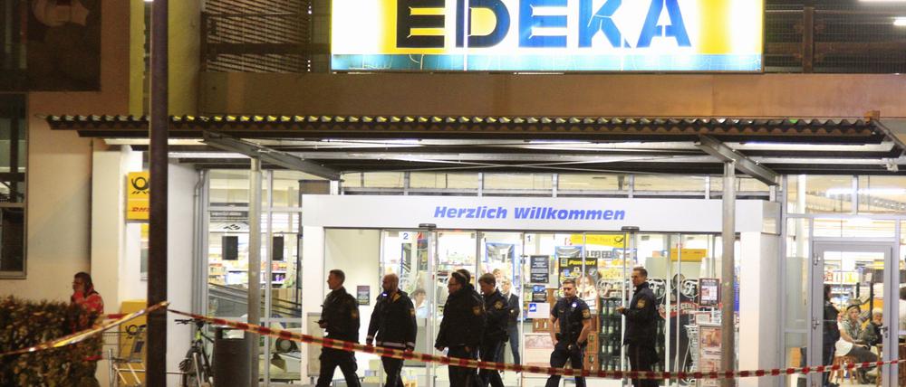 Polizisten vor einem Edeka-Supermarkt, vor dem die Schüsse fielen.