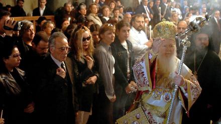 Orthodoxe Christen feiern einen Gottesdienst. Für Maria-Himmelfahrt am Sonntag hoffen die Teilnehmer auf eine ruhige Messe. 