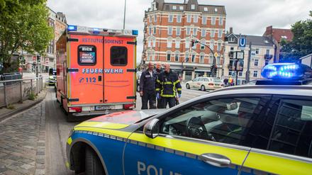 Polizei und Rettungsdienst am Tatort des Messerangriffs in Hamburg