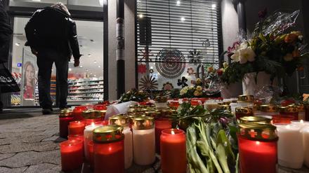 Kerzen und Blumen zum Gedenken an die von ihrem Ex-Freund erstochene 15-Jährige in Kandel. 