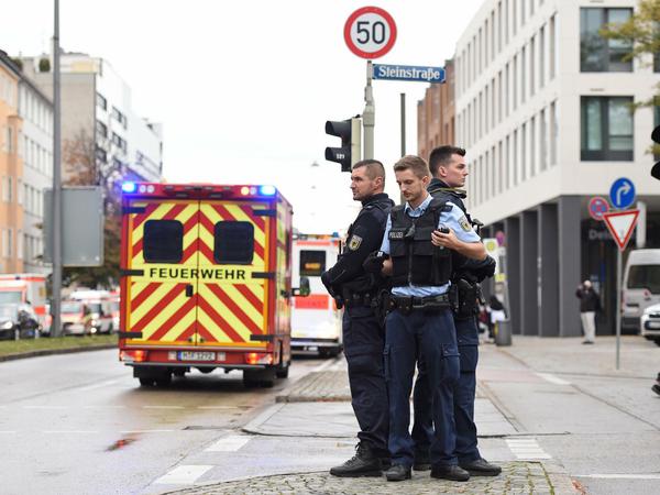 Polizisten und Einsatzwagen von Feuerwehr und Rettungskräften in der Nähe des Rosenheimer Platzes in München.