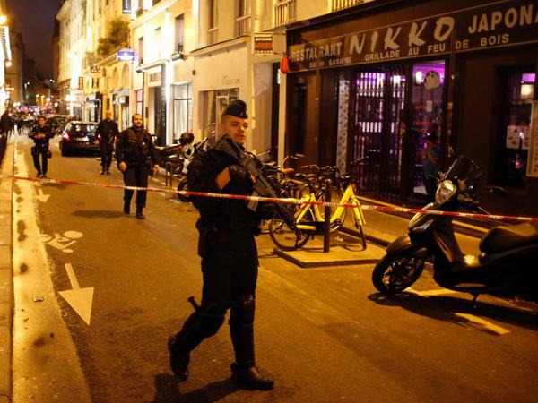 Ein Polizist sichert nach einem Messerangriff im Zentrum von Paris den Tatort. 