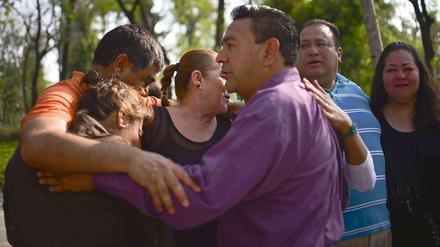 Nach einem schweren Erdbeben spenden diese Menschen in Mexiko City einander Trost.