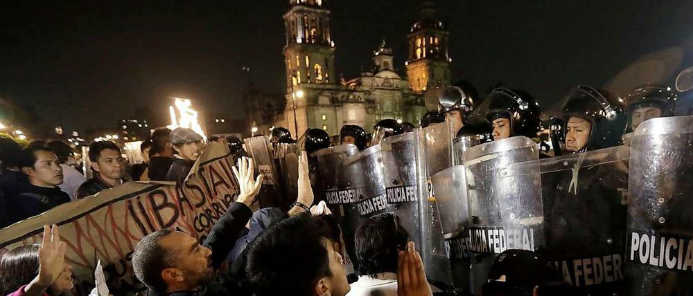 Tausende gehen in Mexiko auf die Straße, wie hier in Mexiko City.
