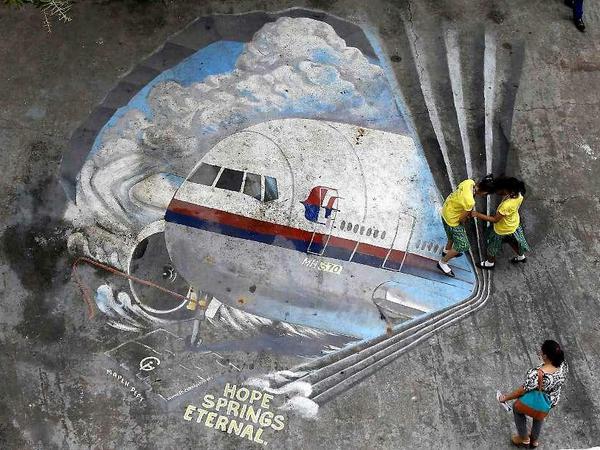 Ein Bodengraffiti in Malaysia zeigt die Hoffnungen der Menschen, die verschollene Maschine MH 370 doch noch zu finden.