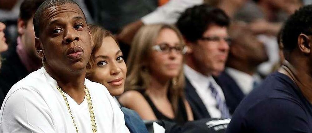 Der Rapper Jay-Z besuchte zu Beginn dieser Woche gemeinsam mit Ehefrau Beyoncé (2.v.l.) in New York ein Basketballspiel.