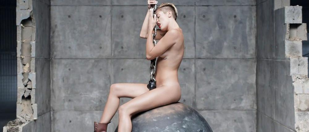 Für ein Musikvideo war Miley Cyrus schon einmal komplett nackt. Nun will die Popsängerin auch live alle Hüllen fallen lassen. 