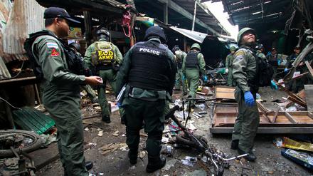 Bombenanschlag in Thailand: Soldaten und Polizisten am Tatort in Yala 