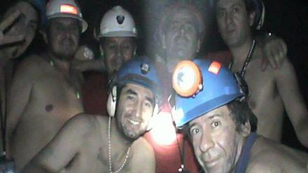 Die Bergarbeiter, die in der chilenischen San-Jose-Mine verschüttet waren, auf einem Foto aus 700 Metern Tiefe ausharren.