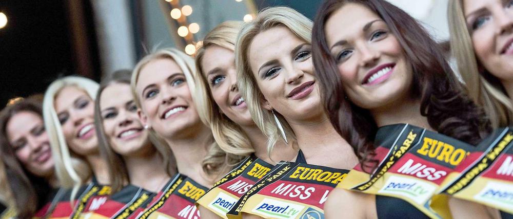 Sie kandidieren in diesem Jahr: Die Kandidatinnen zur Wahl der "Miss Germany" 2015 posieren im Europa-Park in Rust (Baden-Württemberg). Am 28.02.2015 wird dort die "Miss Germany" gewählt.