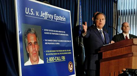 New Yorks Staatsanwalt Geoffrey Berman während einer Pressekonferenz zum Fall Epstein. 