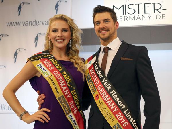 Olga Hoffmann, Miss Germany 2015, gehörte zu den Juroren und gratulierte dem 31-jährigen Florian Molzahn nach seinem Sieg. 