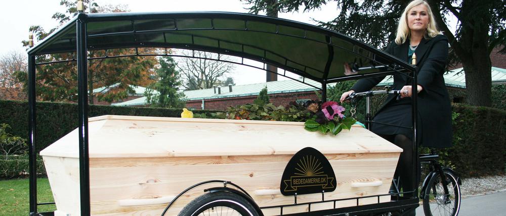 Bestatterin Sille Kongstad transportiert in Kopenhagen einen Sarg mit ihrem eigens dafür gebauten Fahrrad-Leichenwagen. Wenn eine Familie Abschied von einem Toten genommen hat, bringt die Bestatterin die Leiche mit dem Rad zur letzten Ruhestätte.