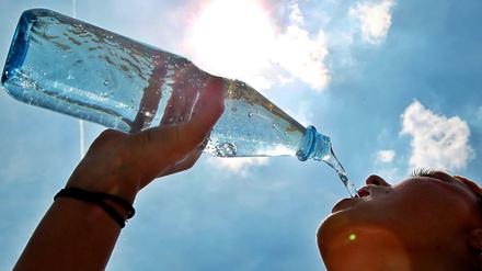 Bei großer Hitze ist es wichtig, viel Wasser zu trinken.
