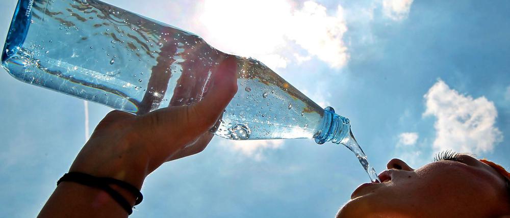 Bei großer Hitze ist es wichtig, viel Wasser zu trinken.