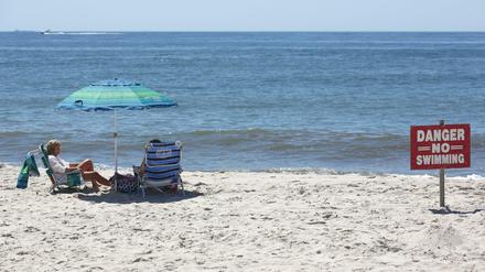 Ein Schid mit dem Hinweis "Gefahr - nicht schwimmen" ist nahe dem Ocean Beach auf Fire Island im US-Bundesstaat New York zu sehen.