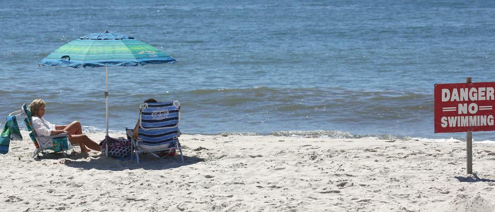 Ein Schid mit dem Hinweis "Gefahr - nicht schwimmen" ist nahe dem Ocean Beach auf Fire Island im US-Bundesstaat New York zu sehen.