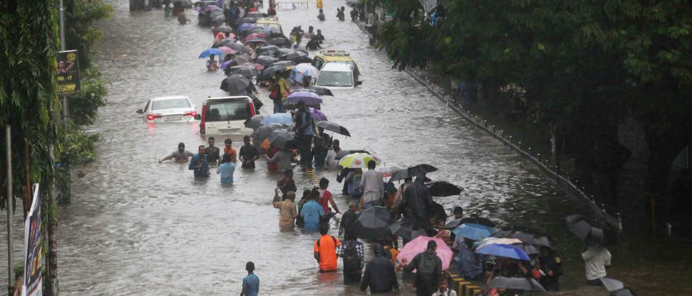 Große Teile der indischen Millionenmetropole Mumbai waren durch die Fluten lahm gelegt.