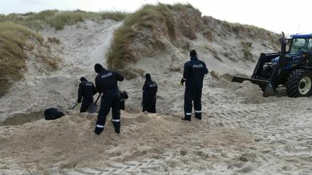 An der Südspitze der Insel Amrum suchten Polizisten nach der Leiche des ermordeten Flüchtlings.