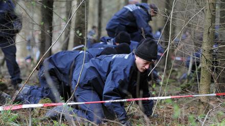 Ein Waldgebiet bei Nietheim (Baden-Württemberg) wird von der Polizei durchsucht wird.