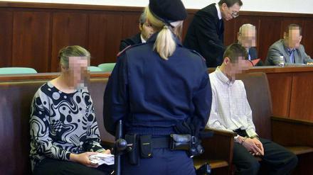 Das Elternpaar vor Prozessbeginn im Gericht im österreichischen Krems.