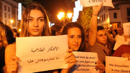 Menschen in Marokko versammeln sich vor dem Gerichtsgebäude um für die zwei Frauen zu demonstrieren, die wegen zu kurzer Kleidung angeklagt sind. 