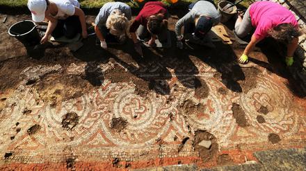 Archäologen bei der Arbeit: Ausgrabungen an dem Mosaik in einer römischen Villa in Chedworth 
