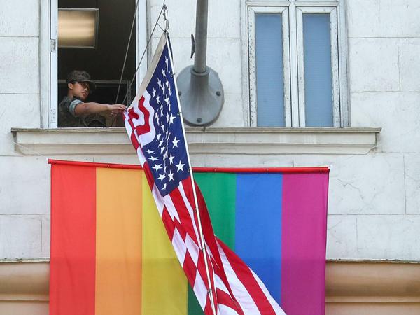 Eine Regenbogen-Flagge an der US-Botschaft in Moskau. Der Kreml kritisierte das als „per Gesetz nicht zulässig“.