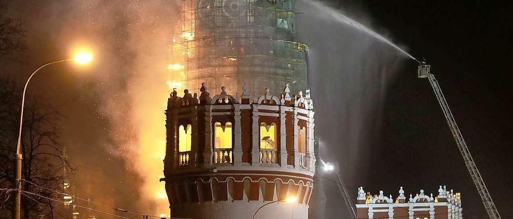 Im Glockenturm des Neujungfrauenklosters in Moskau ist am Sonntagabend ein Feuer ausgebrochen.