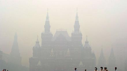 6. August: Im Kampf gegen die Jahrhundert-Brände in Russland gibt es bisher kaum Erfolgsmeldungen. In Moskau ist die Sonne nur noch zu sehen, wenn der Wind günstig steht. Die meiste Zeit liegt beißender Rauch über der Stadt.