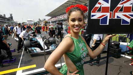 Das ist ein so genanntes Grid Girl bei der Formel 1.