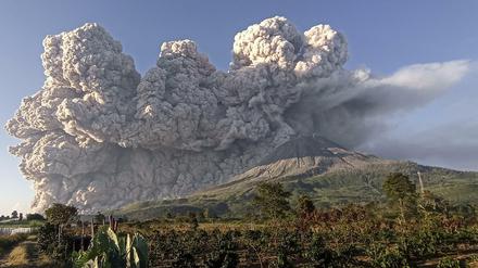 Kilometerhohe Rauchsäule über dem Vulkan Sinabung in Indonesien