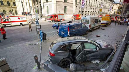 Vor der Bayrischen Staatsoper in München: Ein Auto ist bei einem Unfall auf den Gehweg geschleudert worden und hat dabei zwei Passanten umgefahren, eine Frau kam ums Leben. 