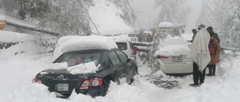 Die heftigen Schneefälle machten zahlreiche Straßen von Murree rund 70 Kilometer von Islamabad unpassierbar.
