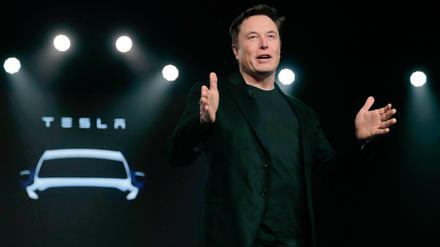Tesla-Chef Elon Musk spricht am 14. März 2019 vor der Enthüllung des Teslas Modell Y in Teslas Designstudio.