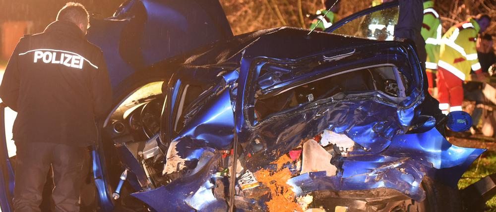 Auf der Flucht vor der Autobahnpolizei hat ein 18-Jähriger auf einem Parkplatz bei Heppenheim mit seinem Auto eine Frau totgefahren und deren Sohn schwer verletzt.