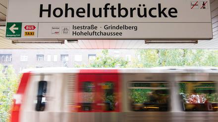 Eine U-Bahn fährt am 19.10.2015 in Hamburg in den Bahnhof Hoheluftbrücke ein. Der Verdacht gegen eine Frau, die ihren elf Jahre alten Sohn an dem Bahnhof vor eine U-Bahn gestoßen haben soll, hat sich nach Angaben der Polizei erhärtet. Der Junge wurde bei dem Zwischenfall am Sonntagnachmittag schwer verletzt.