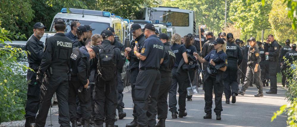 Polizisten suchen Ende Juli in einem Forst bei München nach den Leichen der Vermissten.