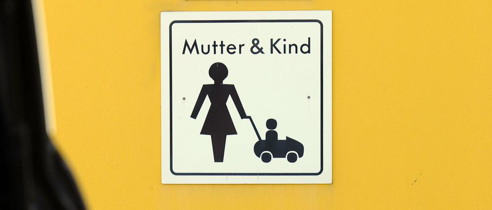 Lebensglück oder Parkposition. Darum, was eine Frau mit Kind leisten sollte, bricht regelmäßig Streit aus. Denn die Gesellschaft braucht berufstätige Mütter.