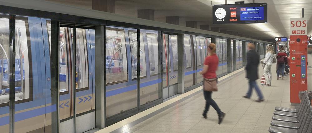 So könnten sie aussehen: automatische Bahnsteigtüren am Bahnsteig.