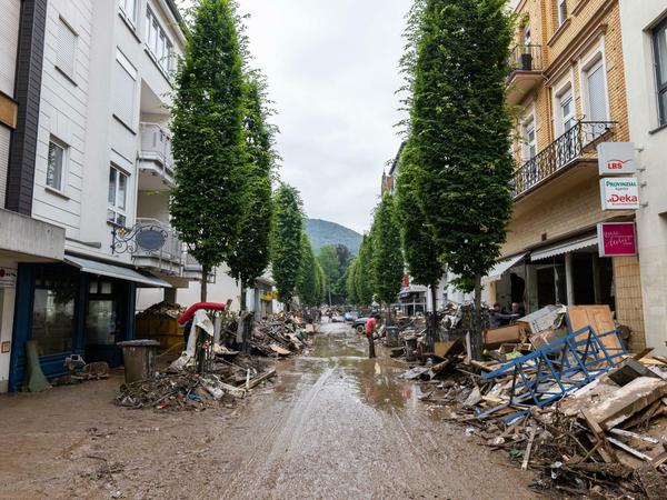 In Bad Neuenahr im besonders schwer betroffenen Landkreis Ahrweiler beginnen die Aufräumarbeiten nach dem Hochwasser.