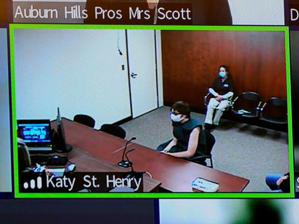 Der mutmaßliche Täter, ein 15-jähriger Schüler, war per Video in den Gerichtssaal zugeschaltet.