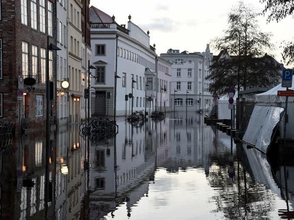 Am Morgen nach "Axel": Hochwasser der Trave steht in Lübeck in der Innenstadt.